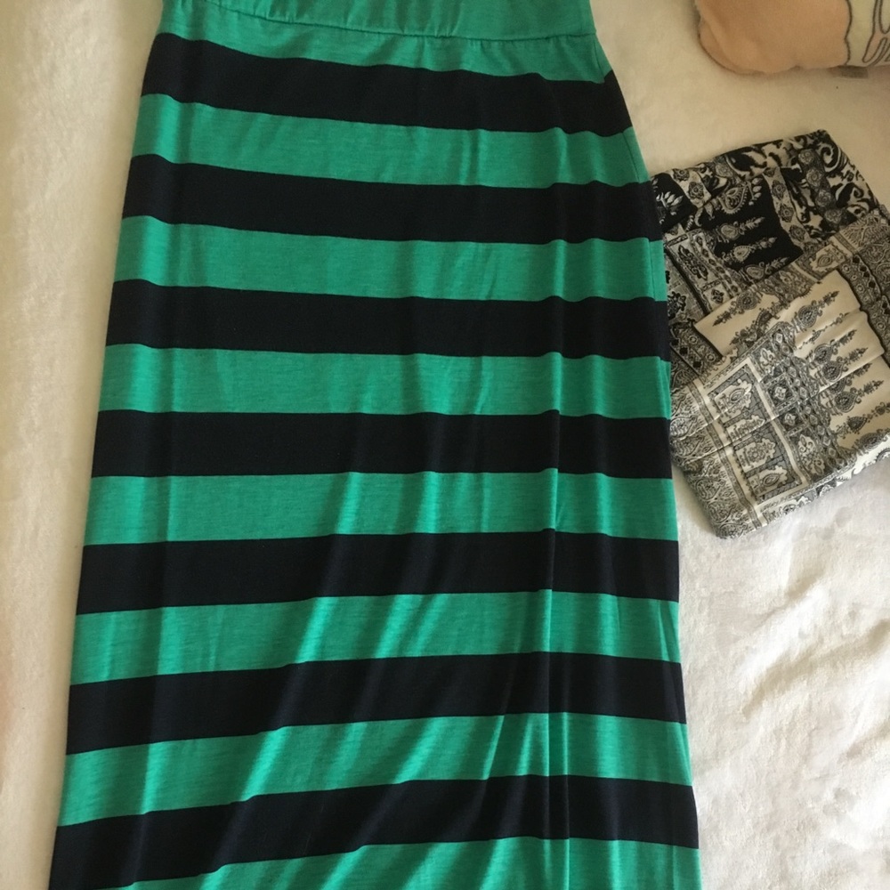 Long skirts. Faldas largas.